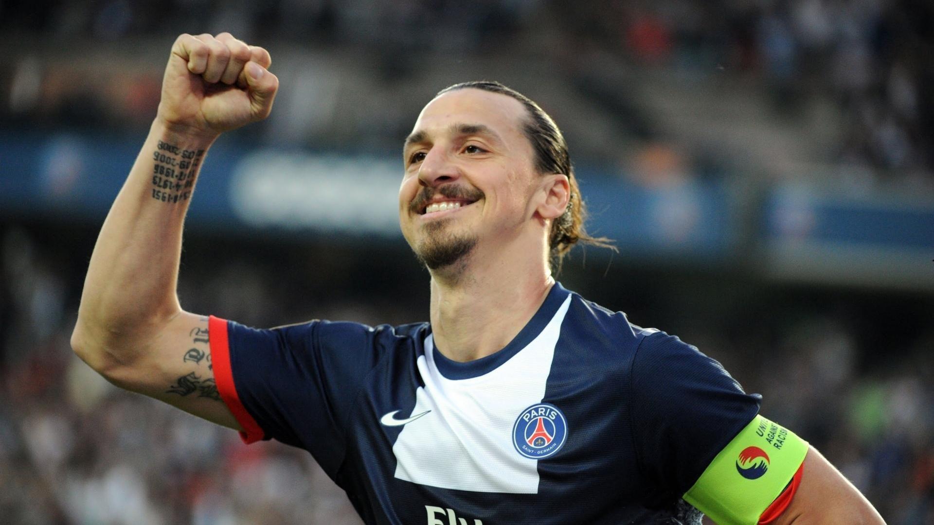 高潮来了！图赫尔喷射香槟，球员们全都湿了